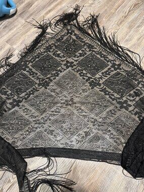 BEAUTIFUL LACE SHAWL WITH FRINGE  - BLACK